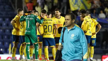 Jugadores del América y André Jardine cargado maleta/Foto Récord.