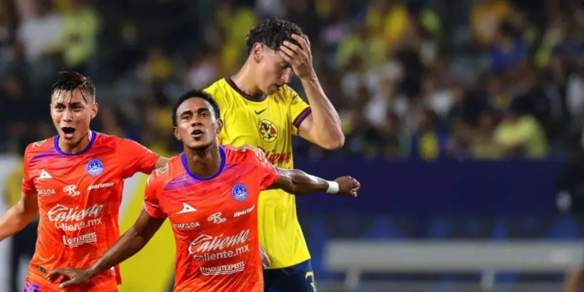 Jugadores del Mazatlán FC junto a Igor Lichnovsky / FOTO MEDIOTIEMPO