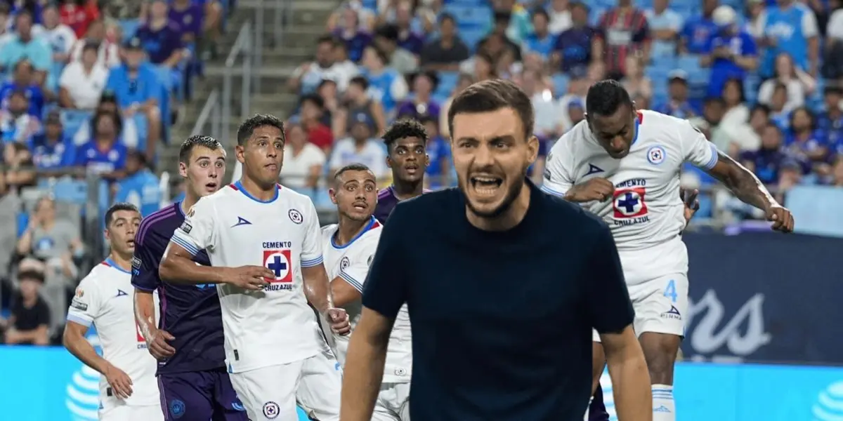 Jugadores disputando balón y Martín Anselmi gritando/ Foto Clayton News Daily.