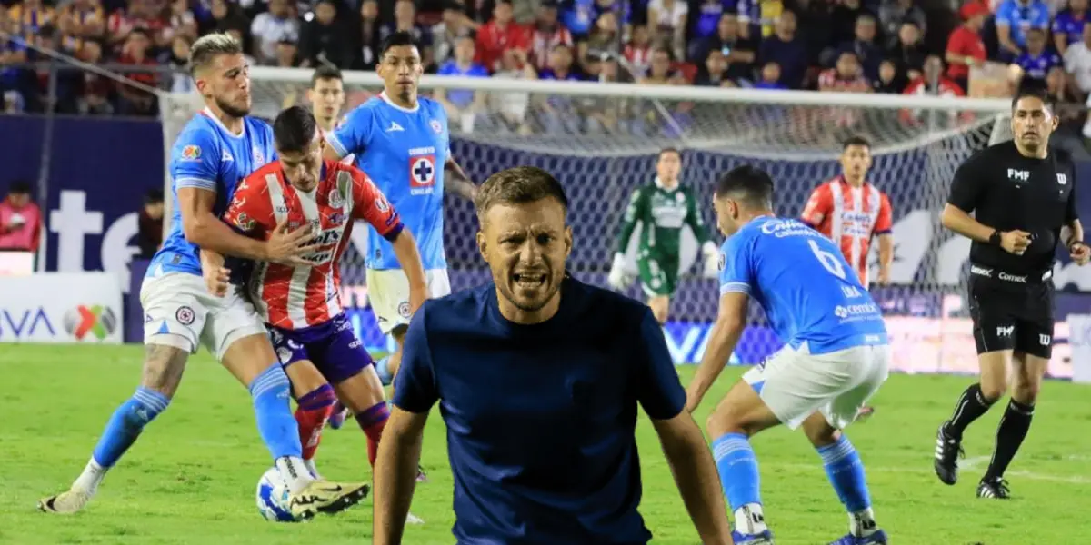 Jugadores disputando balón y Martín Anselmi gritando/ Foto El Sol de San Luis.