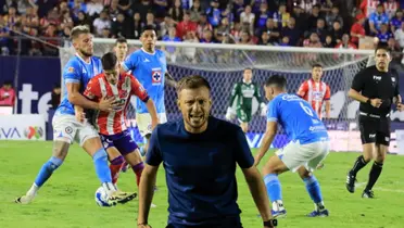 Jugadores disputando balón y Martín Anselmi gritando/ Foto El Sol de San Luis.