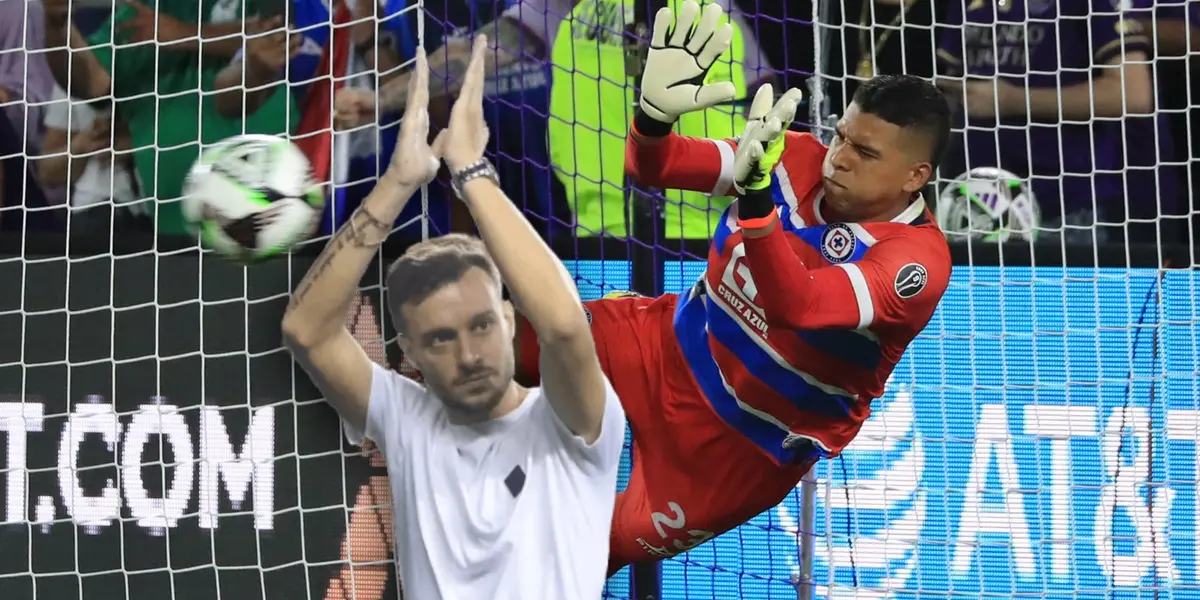 Kevin Mier atajando penal y Martín Anselmi/ Foto Cruz Azul.