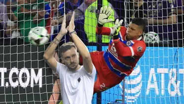 Kevin Mier atajando penal y Martín Anselmi/ Foto Cruz Azul.