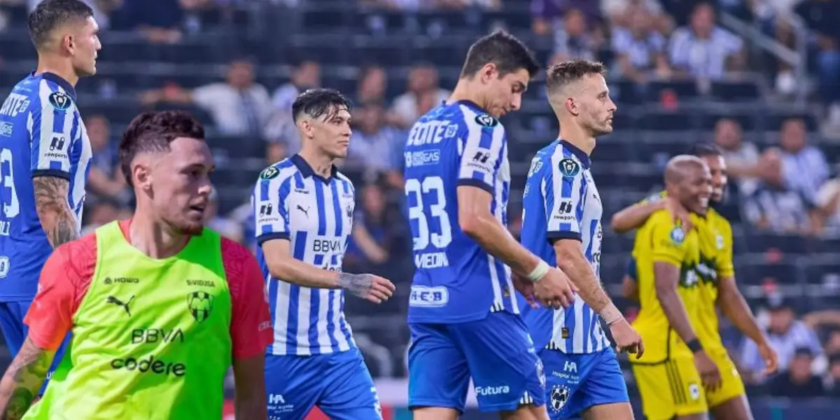 Lucas Ocampos junto a futbolistas de Monterrey / FOTO EL NORTE