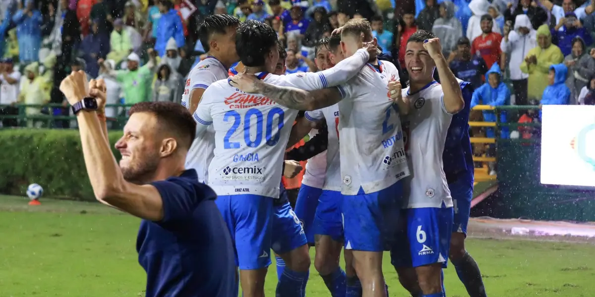 Martín Anselmi levantando dedo y jugadores abrazados/Foto Cruz Azul.