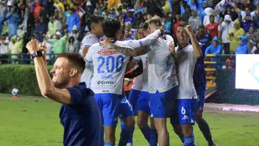 Martín Anselmi levantando dedo y jugadores abrazados/Foto Cruz Azul.