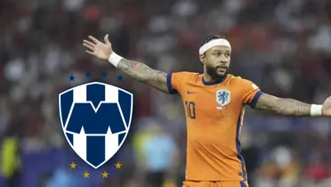 Memphis Depay con los brazos en el aire y logo de Rayados/ Foto El Periódico de España.