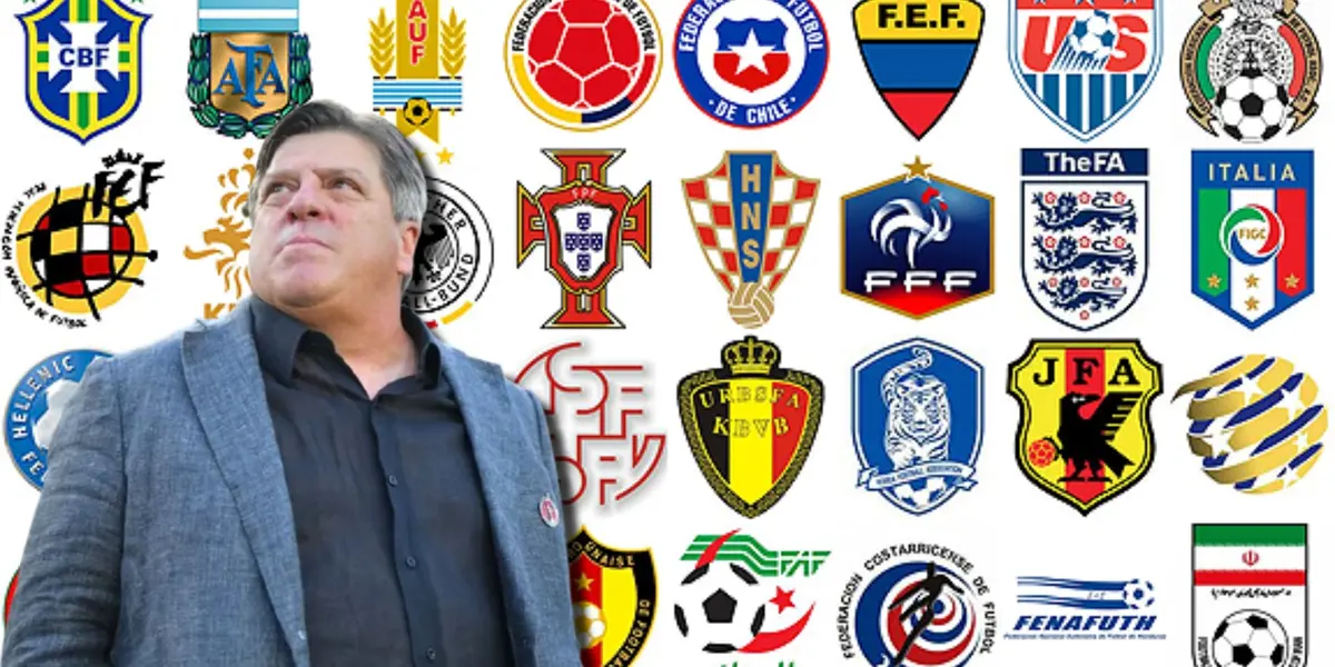 Miguel Herrera junto a escudos de selecciones / FOTO EL UNIVERSAL