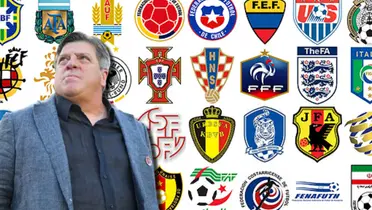 Miguel Herrera junto a escudos de selecciones / FOTO EL UNIVERSAL