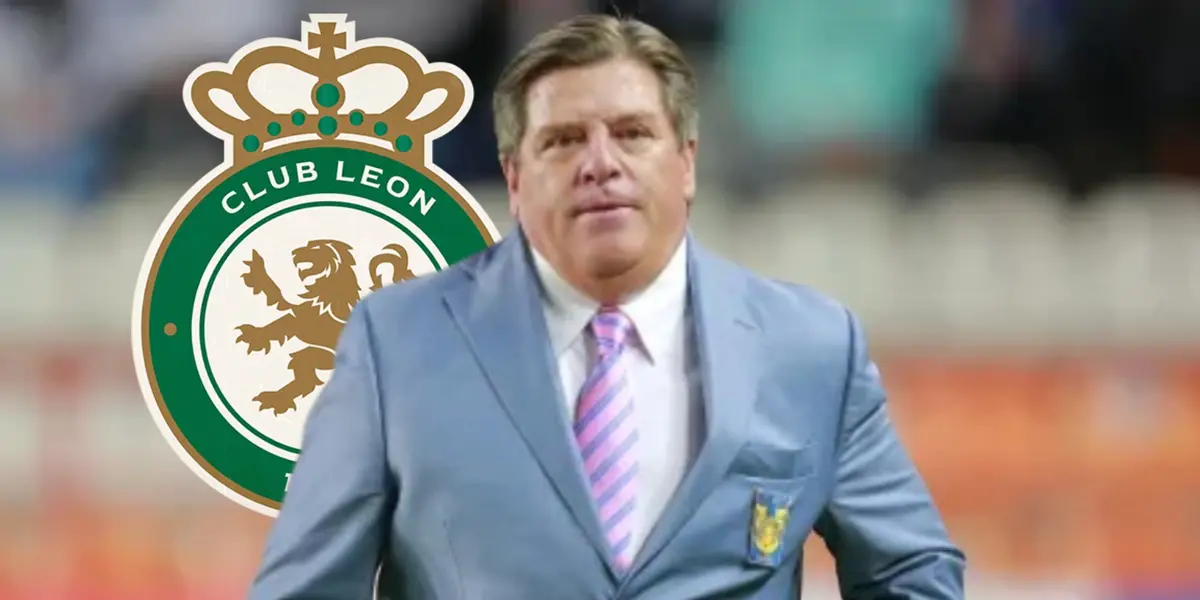 Miguel Herrera junto al escudo de Club León / FOTO X