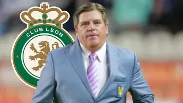 Miguel Herrera junto al escudo de Club León / FOTO X