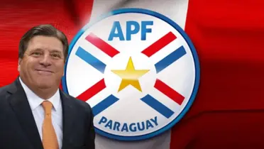 Miguel Herrera junto al escudo de la Selección de Paraguay / FOTO X