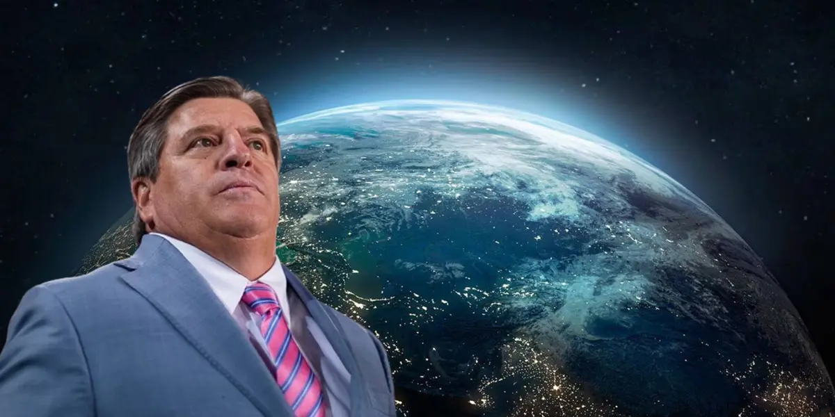 Miguel Herrera junto al planeta Tierra / FOTO MARCA