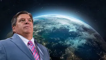 Miguel Herrera junto al planeta Tierra / FOTO MARCA