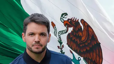 Nicolás Larcamón y bandera de México/Foto López Dóriga Digital.