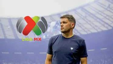 Nicolás Larcamón y logo de Liga MX/Foto Deportes Total MX.