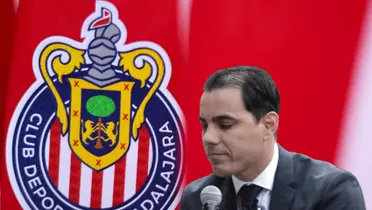 Omar Bravo con micrófono y logo de Chivas/ Foto Rebaño Pasión.