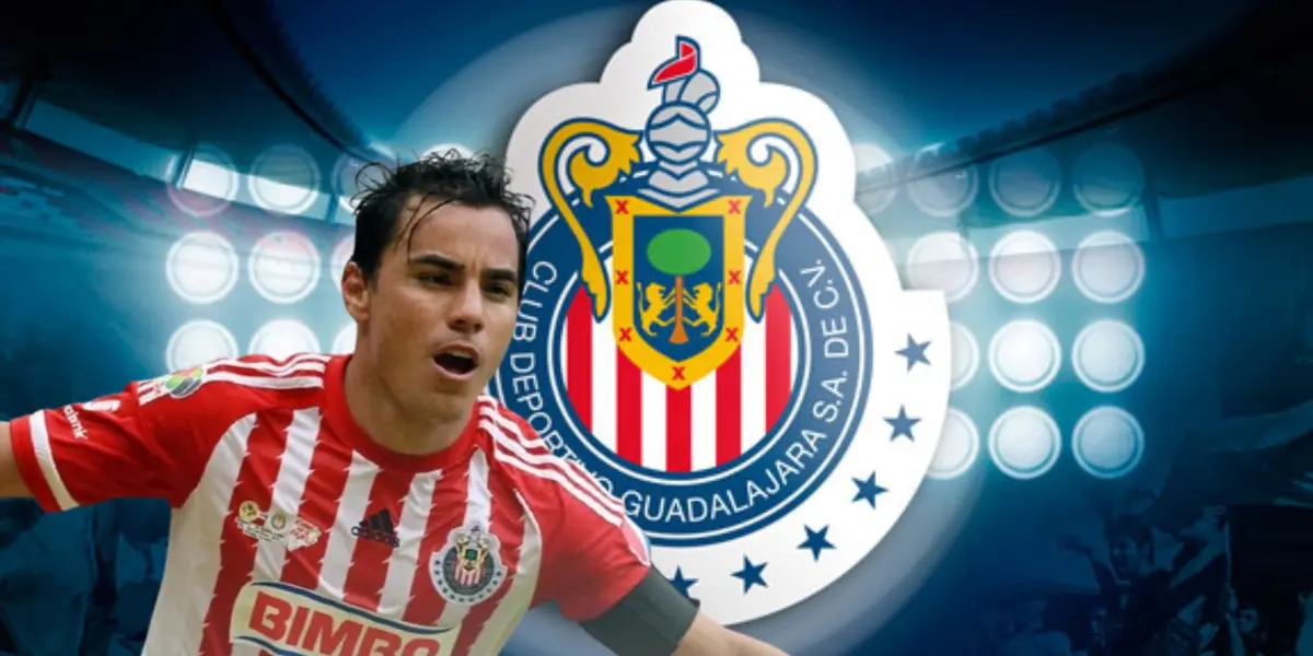 Omar Bravo junto al escudo de Chivas / FOTO DEBATE