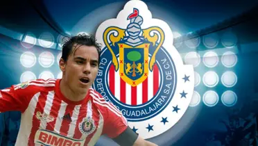 Omar Bravo junto al escudo de Chivas / FOTO DEBATE