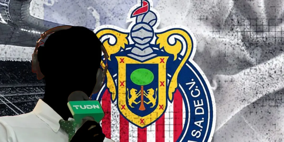 Periodista de TUDN incógnito junto al escudo de Chivas / FOTO MILENIO