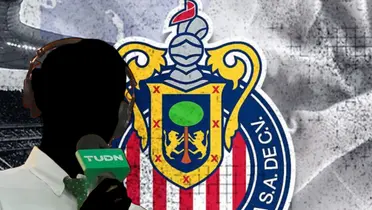 Periodista de TUDN incógnito junto al escudo de Chivas / FOTO MILENIO