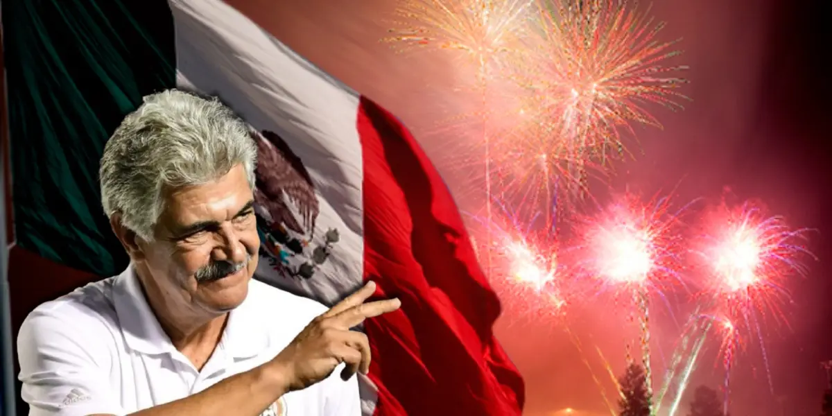 Ricardo Ferretti junto a la bandera de México / FOTO MARCA