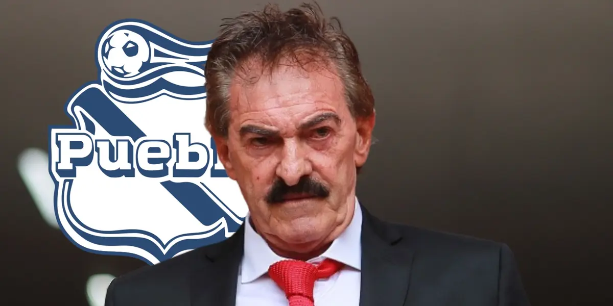 Ricardo La Volpe junto al escudo del Puebla / FOTO INFOBAE