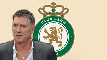 Robert Dante Siboldi junto al escudo del Club León / FOTO SPORTING NEWS