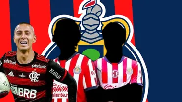 Roberto Alvarado junto a dos jugadores incógnito de Chivas / FOTO YOUTUBE