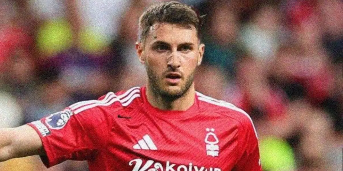 Santiago Giménez con el jersey de Nottingham Forest / FOTO X