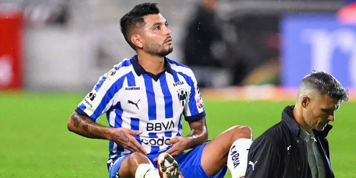 Tecatito Corona tirado en el césped con Rayados. Foto: Telediario