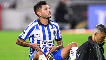 Tecatito Corona tirado en el césped con Rayados. Foto: Telediario