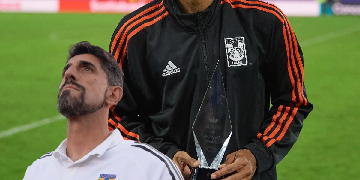 Veljko Paunovic y jugador de Tigres sosteniendo trofeo/Foto Telediario.